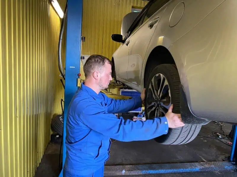 Диагностика подвески автомобиля на подъемнике