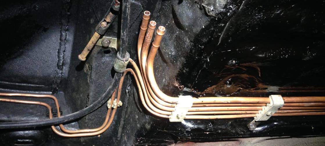 Мастер производит замену тормозных трубок в СТО Мегасервис