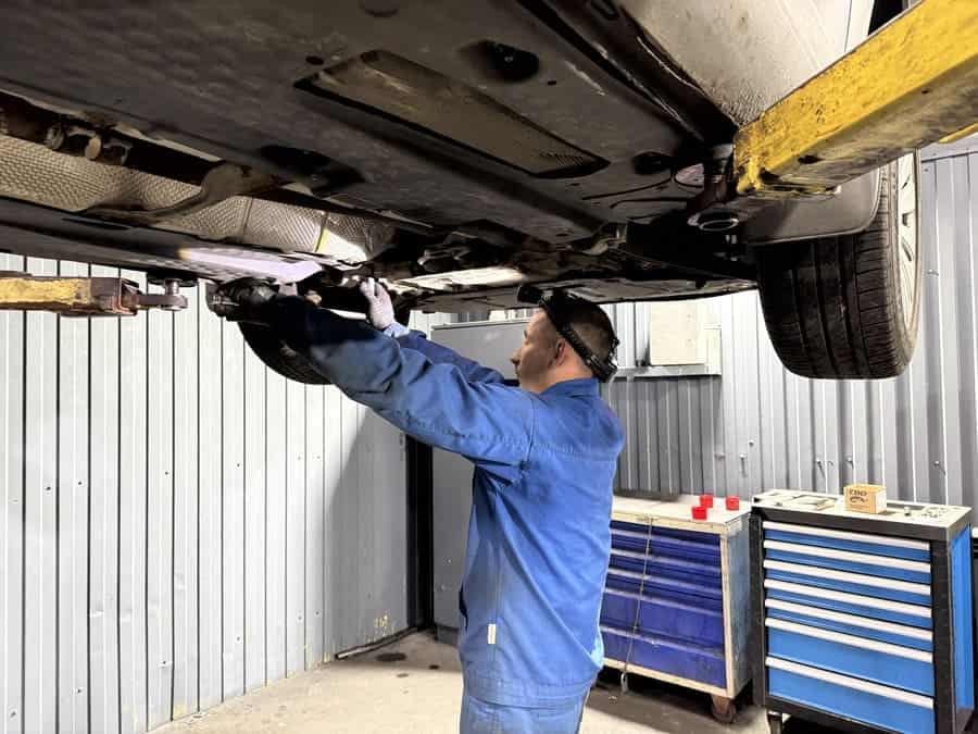 Ремонт подвески автомобиля на подъемнике в СТО Мегасервис