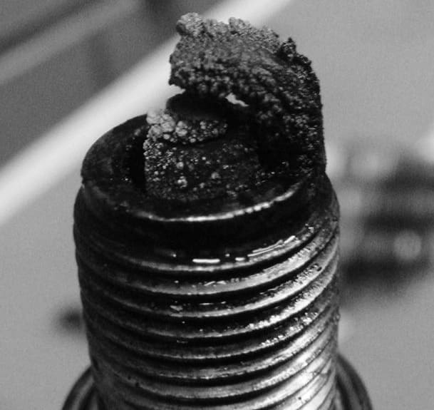 Свеча зажигания с черным маслянистым нагаром