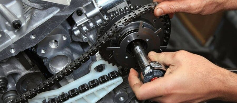 Процесс замены цепи ГРМ на двигателе в Минске