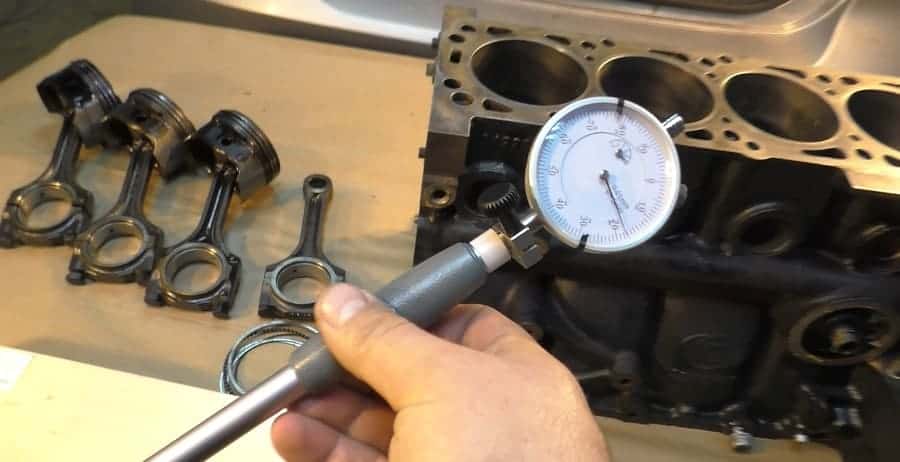 Замер цилиндров нутромером при дефектовке двигателя